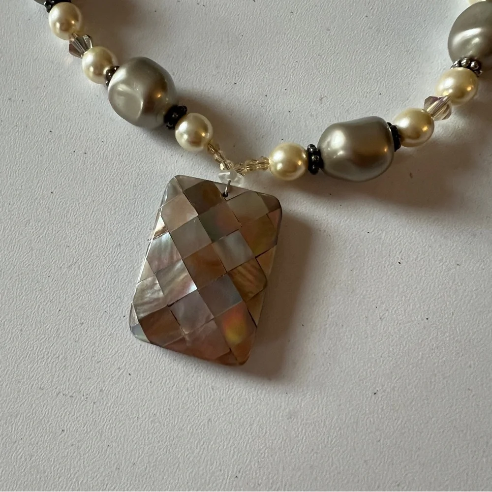 Pearl Chain With A Powerful Pendant Necklace J28 - Picture 2 of 4
